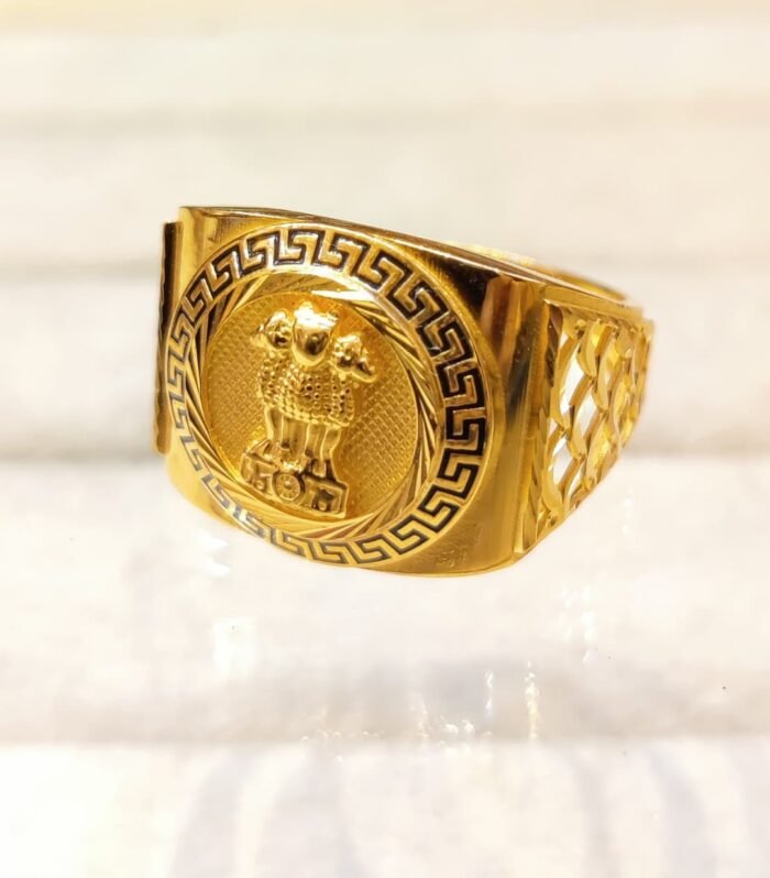 916 Hallmarked 22K Gold Gents Emerald Ring